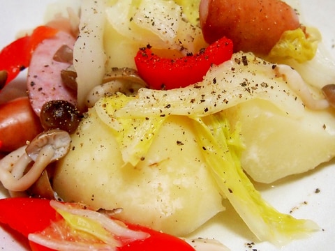 白菜とソーセージとじゃがいもの蒸し煮